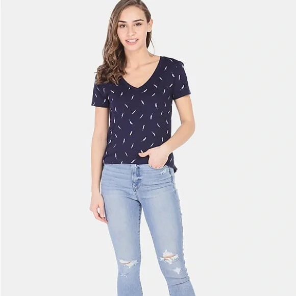 NWT Gap Women's Navy V-Neck Printed T-Shirt with a feather pattern - Picture 1 of 7